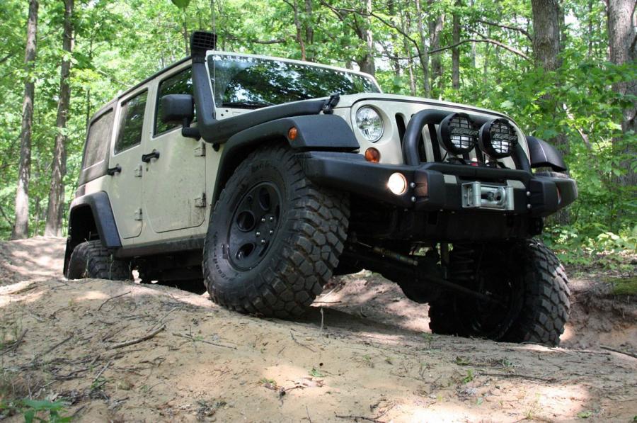  Jeep Wrangler Hemi AEV 2011 года  (фото 38 из 58)